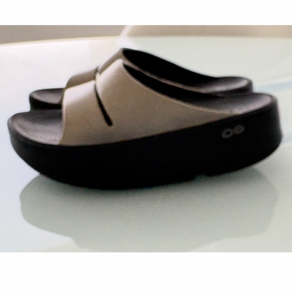 OOFOS Shoes - OOFOS Women's OOahh Luxe Slide Sandal Atlantis Iridescent Latte US 6 Eu 37 NEW